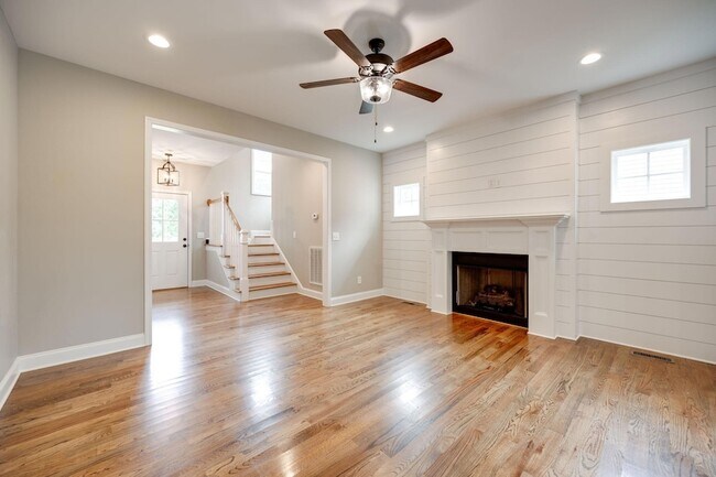 Building Photo - 1725 Oakvale Dr