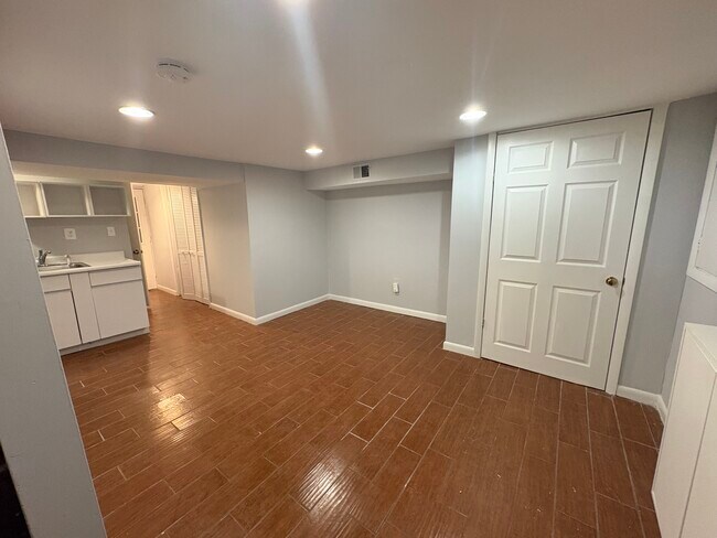 Building Photo - Edgewood Rowhouse