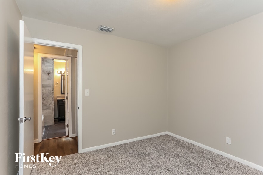 Building Photo - 2517 Columbine Dr N