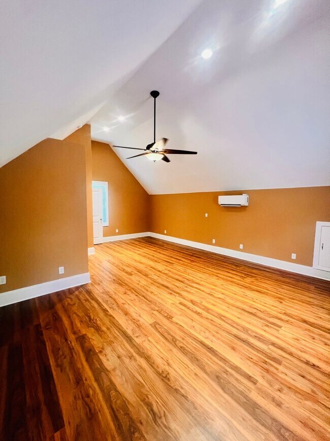 Building Photo - Tucked Away 3 Bedroom Gem on Private Road ...