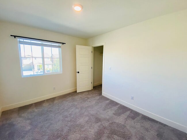 Building Photo - Beautiful 5 Bedroom 3.5 Bath Two-story sma...