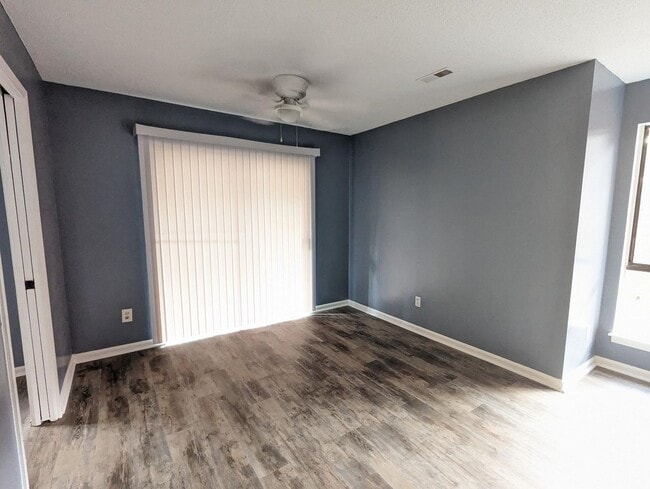 Building Photo - Private Fenced Yard + 3BR Townhome – Great Location!