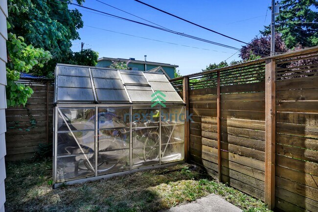 Building Photo - A beautiful 3 bedrooms and 2 bathrooms house