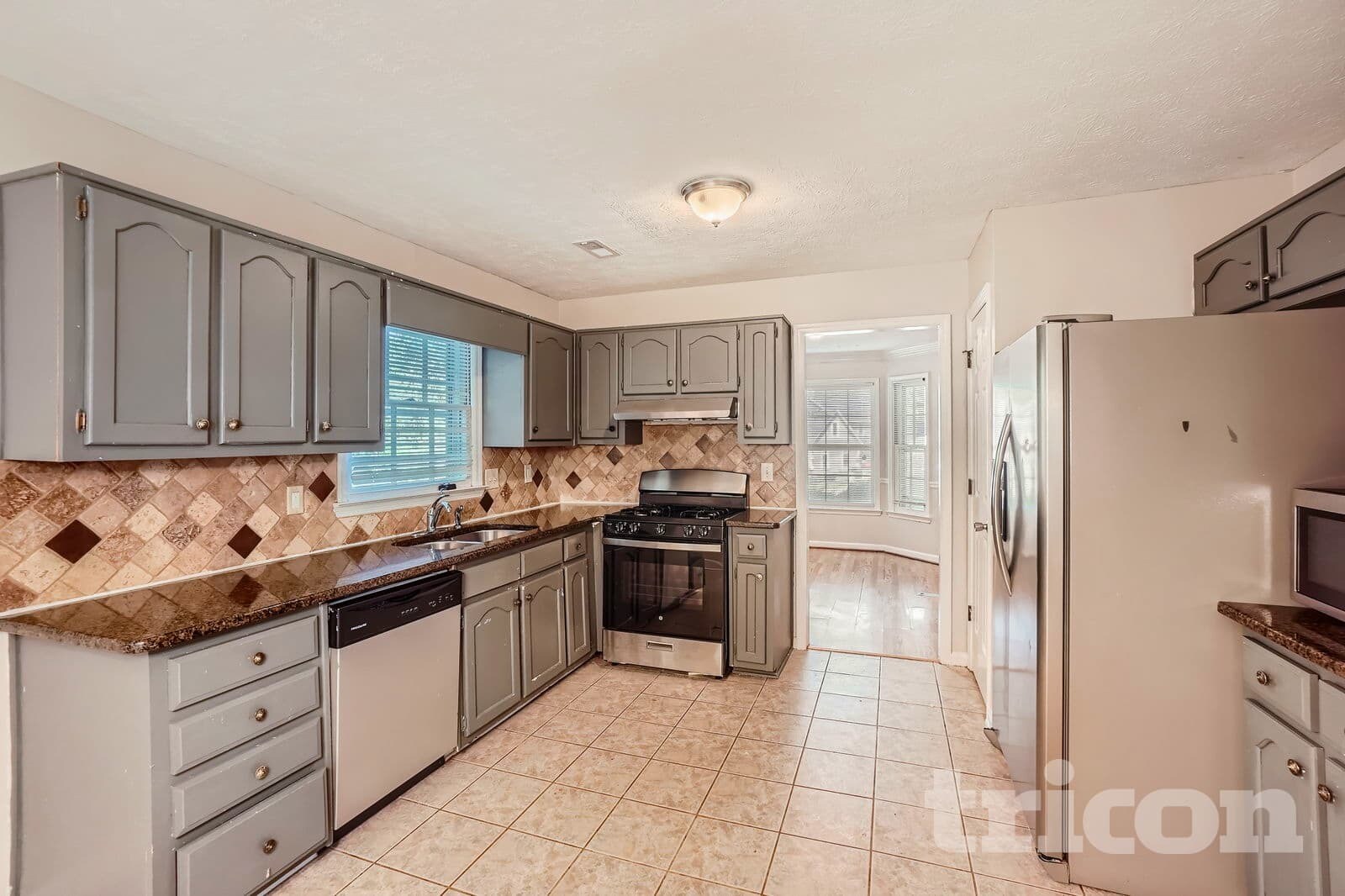 Building Photo - 5 Meadow Green