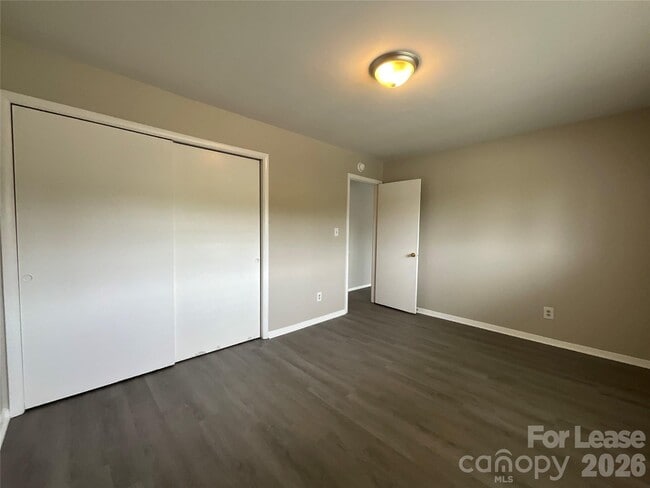 Building Photo - 4928 Malibu Dr