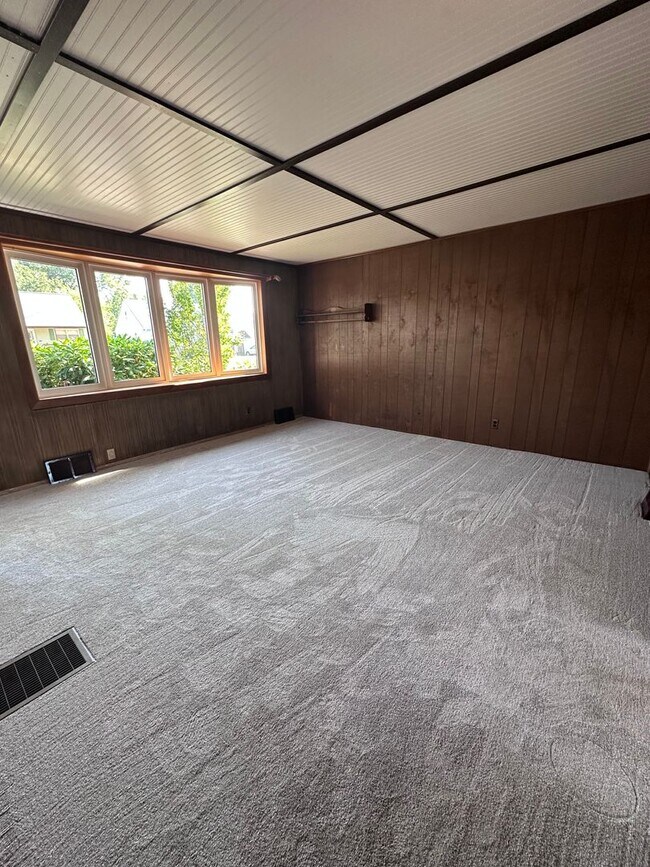 Building Photo - Cape Cod in Middletown 4 bedroom