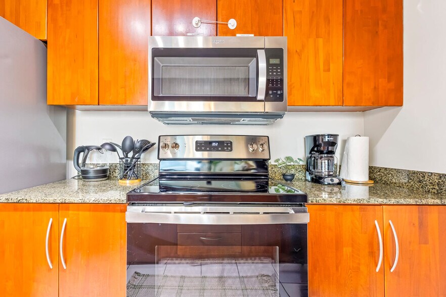 Building Photo - 1200 Brickell Bay Dr