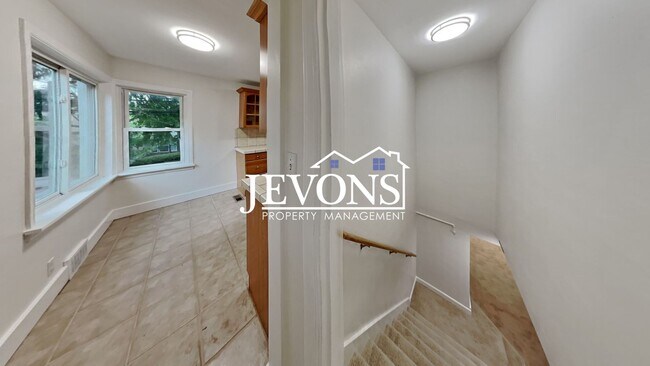 Building Photo - Beautiful single-family home in Seattle