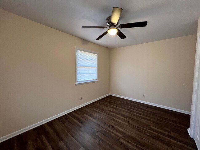 Building Photo - 944 Lark Dr