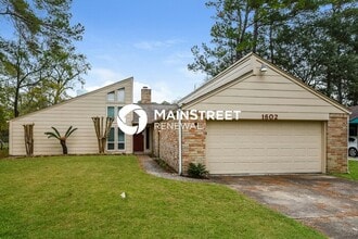 Building Photo - 4 Bedroom Pet-Friendly Home in Houston, TX with Main Street Renewal