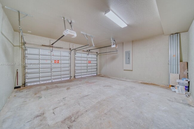 Building Photo - 2479 NE 4th St