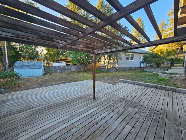 Building Photo - Beautiful Home on South Hill