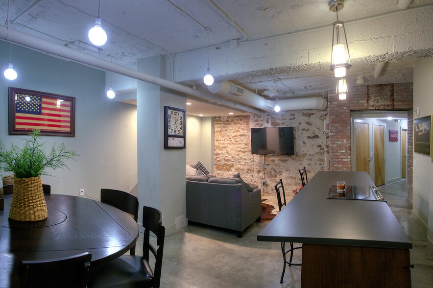 Building Photo - 509 W Spring St