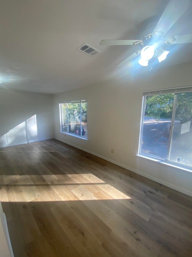 Building Photo - 2220 Claremont Ln