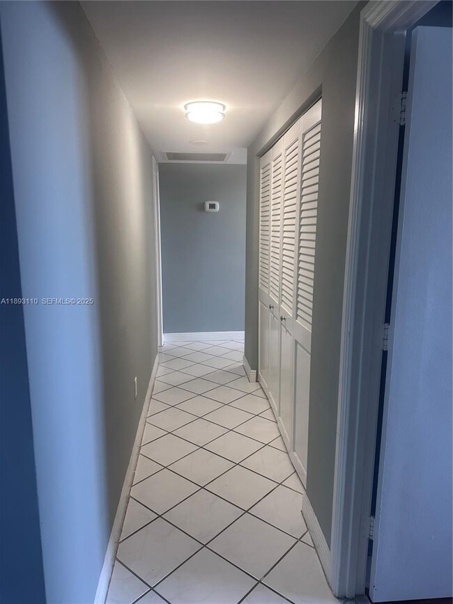 Building Photo - 300 Bayview Dr