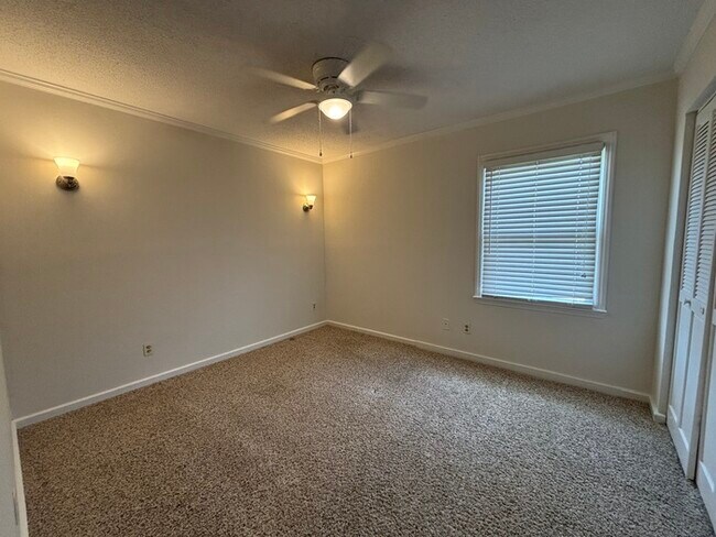 Building Photo - 3 Bedroom/1.5 Bath Charming House Large Fenced Yard