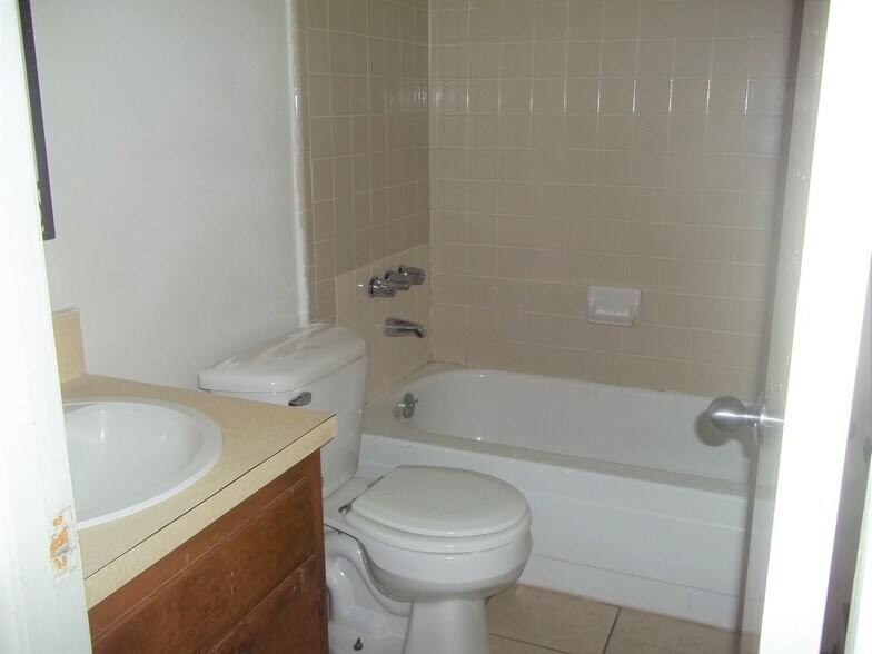 Building Photo - 913 Dryden Ave