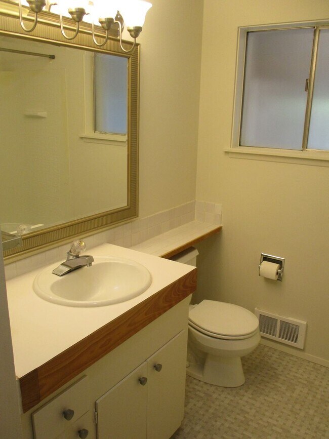 Building Photo - 3 Bedroom Rambler in Downtown Gig Harbor