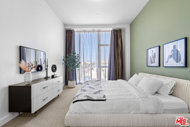 Building Photo - 3223 W 6th St