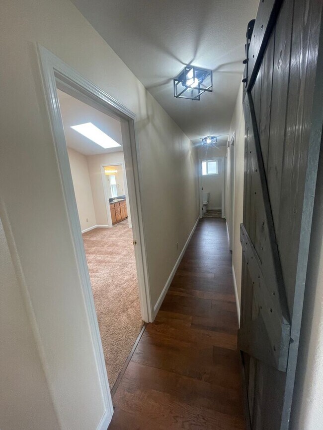 Building Photo - Pet Friendly Charming 3 Bedroom Home with ...