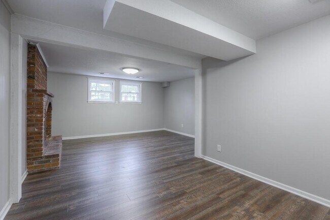 Building Photo - 6725 NW Hilldale Dr