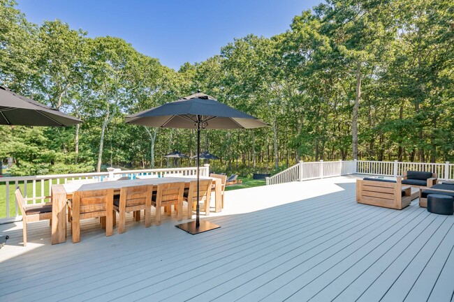 Building Photo - 528 Wainscott NW Rd
