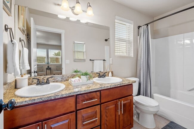 Building Photo - Central Tacoma home - 3 bedroom 2.5 bathroom with 2 Car garage and nice yard - Available May 2026.