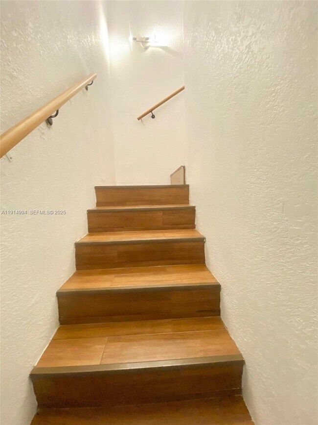 Building Photo - 6568 SW 41st Pl