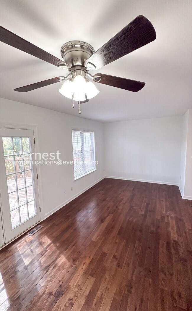 Building Photo - 3 Bed, 3.5 Bath Townhome with Modern Amenities / Available Now!