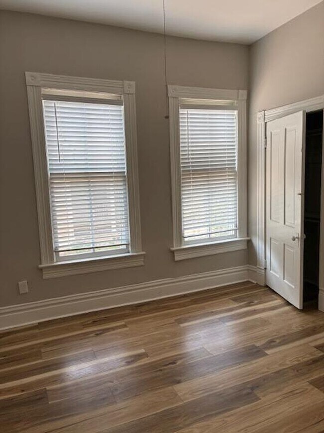 Building Photo - Spacious 1 bedroom/ 1 bath unit in Midtown...