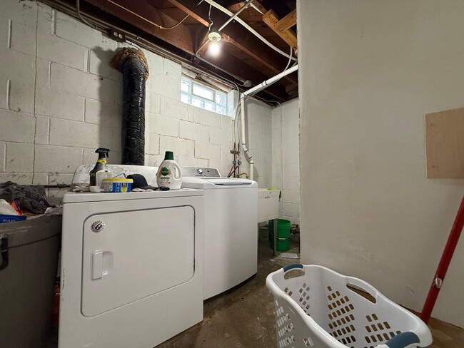Building Photo - Stunning 5 Bed 2 Bath House Located in the...
