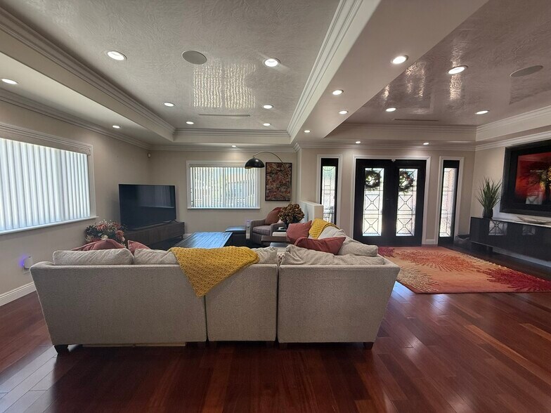 Kitchen To Living Rom View - 6039 Greenbush Ave