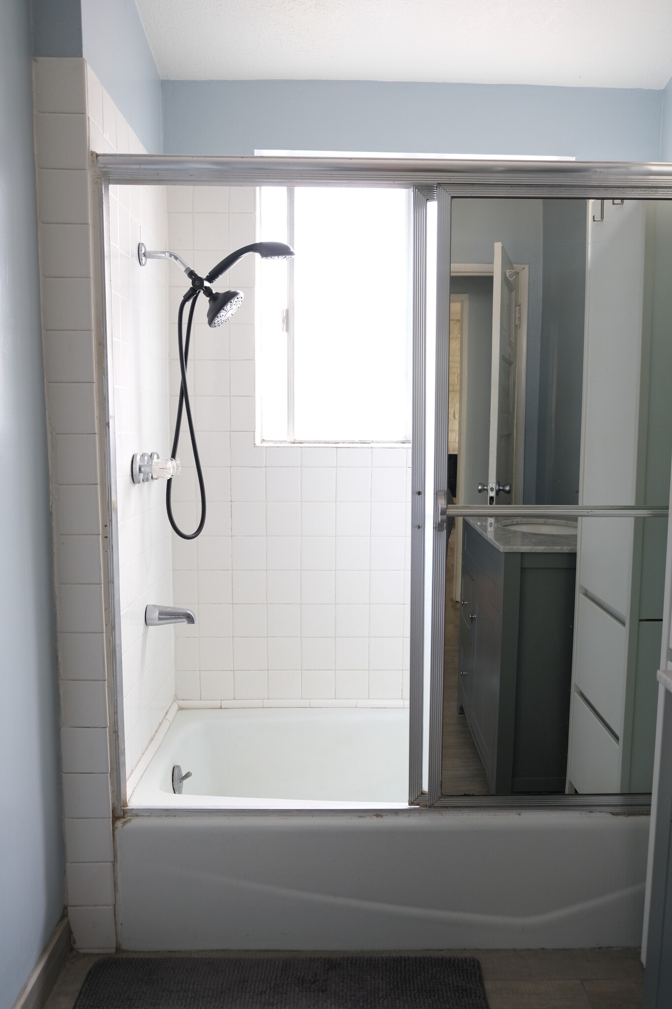 The shared bathroom comes with a shower and bathtub - 1243 N Alexandria Ave