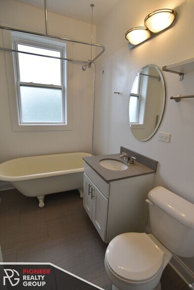 Building Photo - 706 W Buckingham Pl