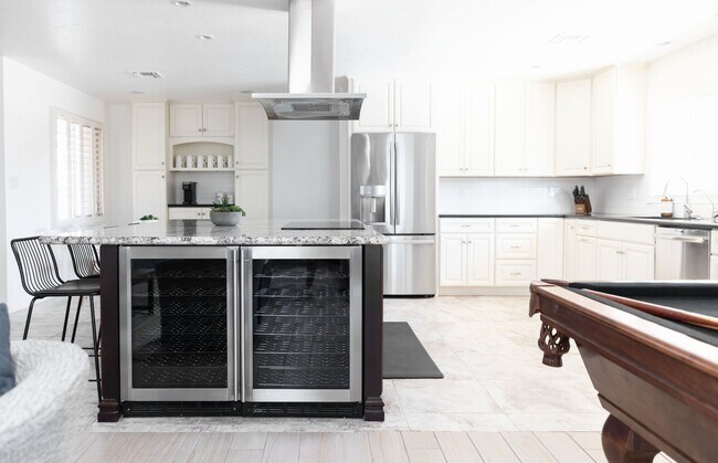 Building Photo - 2199 Sq Ft 4 bedroom 2 bath with Pool & Pool Table - Under Market Rate!