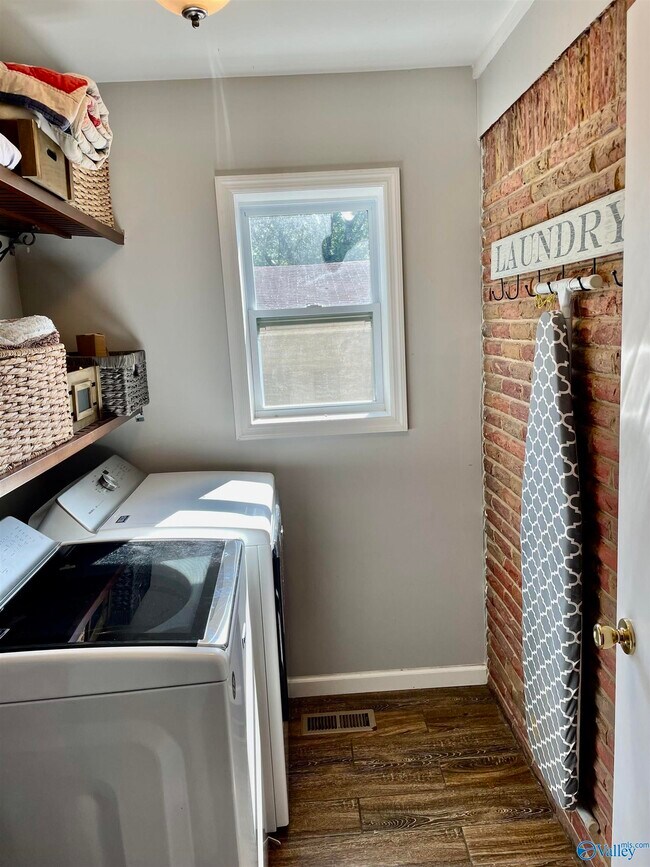 Building Photo - 2105 Hansel Ave SW