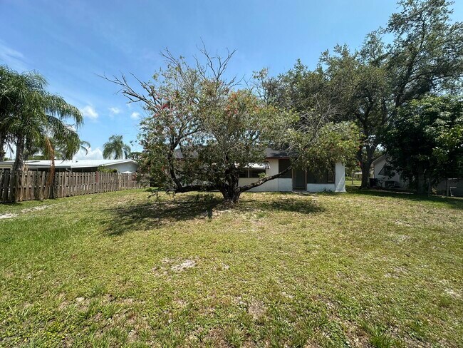 Building Photo - 744 SE Fallon Dr