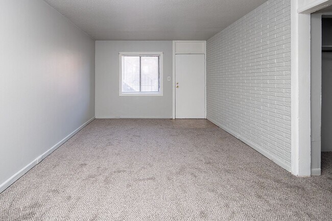 Building Photo - Spacious, affordable two bedroom townhouse just minutes from shopping and dining in Gastonia!