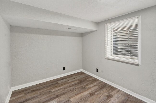 Building Photo - Hard-to-Find 6-Bedroom Home in Grandview!