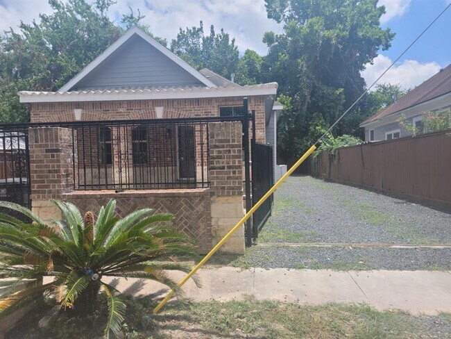 Building Photo - 1714 Mary St