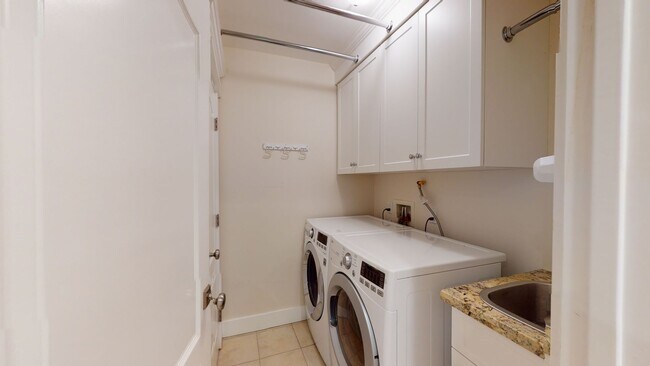 Building Photo - Bright and Spacious 4 Bed plus Bonus Room ...