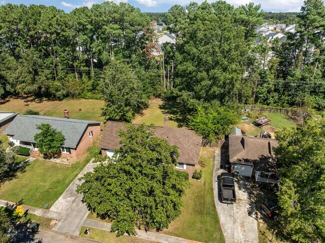 Building Photo - Charming Rental in Central Location