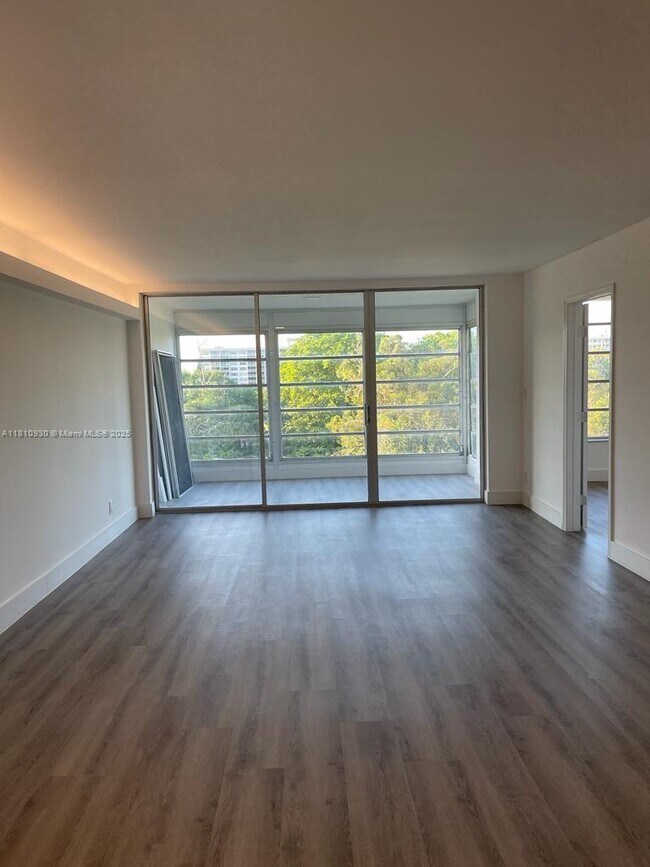 Building Photo - 3151 S Palm Aire Dr