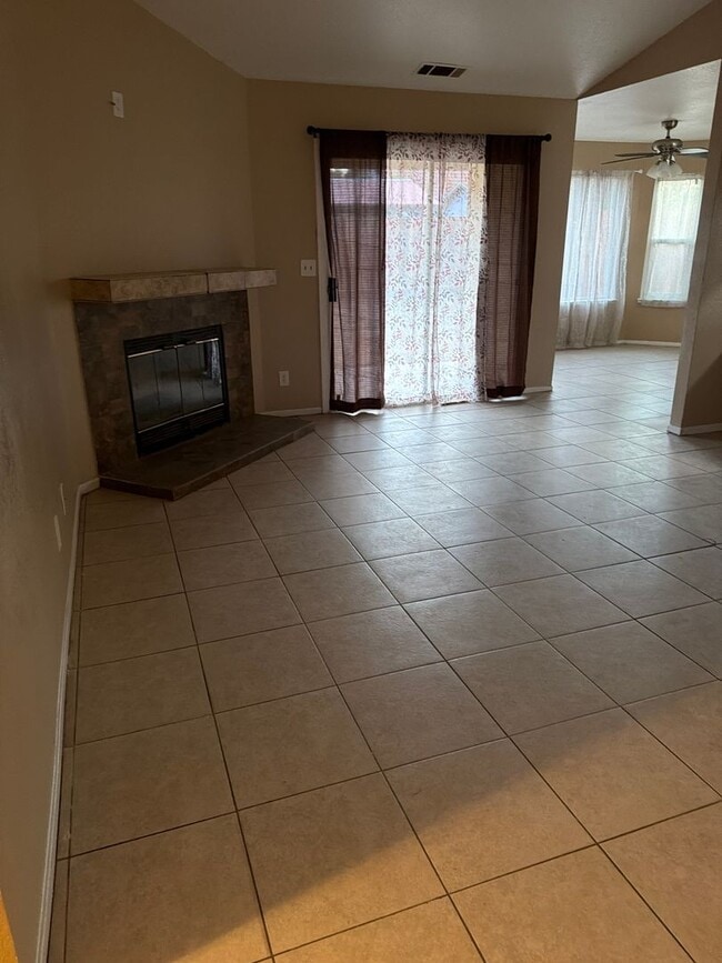 Building Photo - 2127 Park View Dr