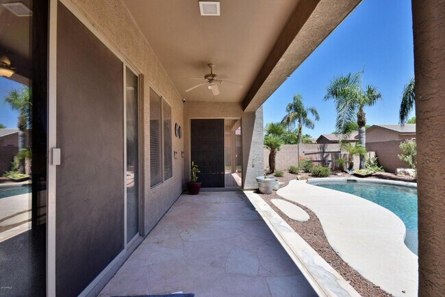 Building Photo - 483 W Carob Dr