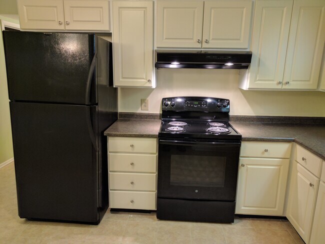 (30A) Kitchen1 - 30 Front St