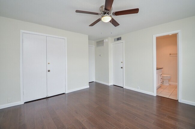 Building Photo - 2121 Fountain View Dr