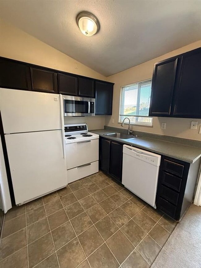 Building Photo - 18675 NW Shadow Lane ~ REFRESHED Rock Creek Duplex with 6 Month lease