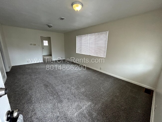 Building Photo - This property offers a NO DEPOSIT option available for qualified renters!