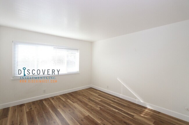 Building Photo - 1130 Wellington St